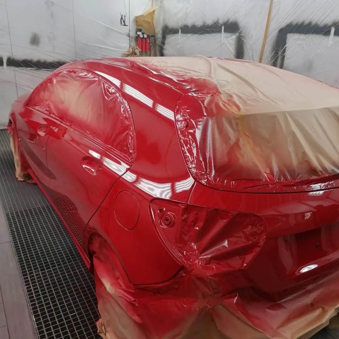 Mechaniker bei der professionellen Autoreparatur in Biedermannsdorf