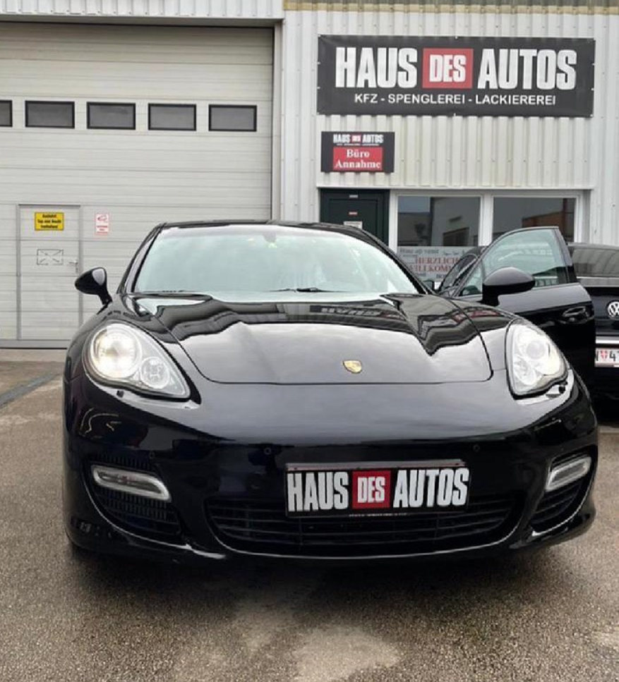 Windschutzscheibenaustausch an einem Porsche in der KFZ-Werkstatt Biedermannsdorf